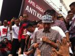 20140626_180554_jokowi-sematkan-syal-ke-relawan.jpg