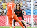 20140630_010248_arjen-robben-dan-guillermo-ochoa.jpg