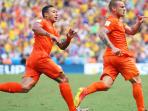 20140630_020317_wesley-sneijder-dan-memphis-depay.jpg