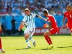 20140702_005714_lionel-messi-dikepung-pemain-swiss.jpg
