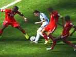 20140702_014348_lionel-messi-lewati-tiga-pemain.jpg