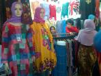20140707_095509_pedagang-pakaian-muslim-di-pasar-mester.jpg