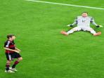 20140709_125349_thomas-mueller-dan-julio-cesar.jpg