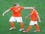 20140710_071440_dirk-kuyt-dan-wesley-sneijder.jpg