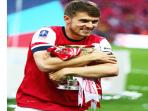 20140710_133715_aaron-ramsey-peluk-piala-fa.jpg