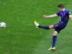 20140713_141213_robin-van-persie-tendang-bola.jpg