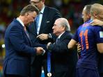 20140713_142253_louis-van-gaal-dan-sepp-blater.jpg