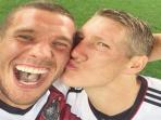 20140714_163812_bastian-schweinsteiger-cium-lukas-podolski.jpg