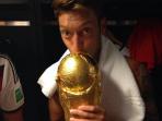 20140714_192754_mesut-ozil-n-world-cup-trophy.jpg