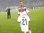20140714_213238_mario-gotze-pajang-kostum-reus.jpg
