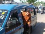 20140715_102540_wali-kota-depok-nur-mahmudi-ismail-naik-angkot.jpg