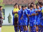 20140715_205349_djadjang-nurdjaman-membrifing-persib-bandung.jpg
