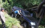 20140715_213536_mobil-bambang-hendarso-masuk-jurang-tewaskan-sang-sopir.jpg