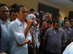 20140716_144540_joko-widodo-temui-relawannya-di-jalan-kitapa-cilame-serang-banten.jpg