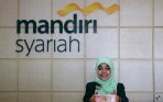 20140717_161015_teller-bank-mandiri-syariah-layani-penggadaian-emas.jpg