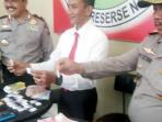 20140721_130338_kapolda-kalimantan-tengah-brigjen-bambang-hermanu-tunjukkan-sabu-sabu.jpg