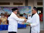 20140721_142525_kepala-kantor-kementerian-agama-kabupaten-nunukan-hm-shaberah-serahkan-bantuan-mushaf-al-quran.jpg