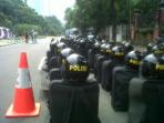 20140722_142549_perlengkapan-pengamanan-polisi-di-gedung-kpu.jpg