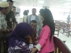 20140723_192600_terdakwa-hendra-baju-cokelat-menenangkan-istrinya-usai-sidang.jpg