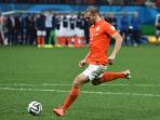 20140724_184444_ron-vlaar-tendangkencengggg.jpg