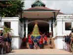 20140730_082730_gunungan-grebeg-syawal-keraton-yogya.jpg