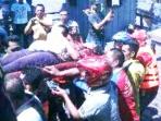 20140730_201442_salah-satu-korban-laka-air-di-sungai-kapuas-yang-dievakuasi-warga.jpg