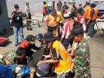 20140730_213716_evakuasi-bangkai-motor-dari-feri-yang-tenggelam.jpg