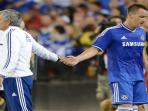 20140804_060612_jose-mourinho-dan-john-terry.jpg