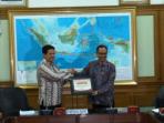 20140805_160246_ketua-kpu-husni-kamil-manik-menerima-penghargaan.jpg