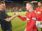 20140806_012348_louis-van-gaal-selamati-wayne-rooney.jpg