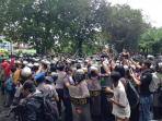 20140806_131714_bentrok-kpu-jatim.jpg
