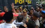 20140806_223202_bentrok-pendukung-prabowo-hatta-di-kantor-kpu-jatim.jpg