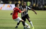 20140807_151720_patrice-evra-berebut-bola-dengan-matsunaga-shohei.jpg