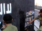 20140808_143813_petugas-satpol-pp-sukoharjo-hapus-gambar-isis-di-cemani-sukoharjo.jpg