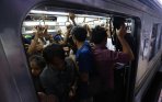 20140808_194348_penumpang-krl-jurusan-bogor-penuh-sesak.jpg