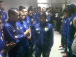 20140809_154817_pemain-persib-menunggu-di-depan-ruang-perawatan-ayi-beutik.jpg