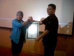 20140810_073050_penyanyi-pendatang-baru-boedie-soekarno-meraih-penghargaan-dari-muri.jpg