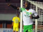 20140810_184316_striker-persebaya-emmanuel-kenmogne.jpg