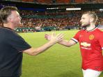 20140812_095058_louis-van-gaal-dan-luke-shaw.jpg