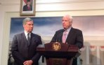20140812_115651_john-mccain-konpers-usai-bertemu-presiden-sby.jpg