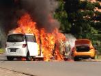 20140812_130247_kebakaran-mobil-bintaro.jpg