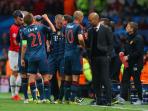 20140813_005545_pep-guardiola-ditengahpemainnya.jpg