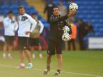 20140813_015309_unai-emery-pegangbolalatiannnn.jpg