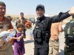20140813_094521_pasukan-peshmerga-bantu-warga-yazidi-masuki-wilayah-aman-setelah-dikejar-isis.jpg