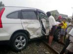 20140813_105010_mobil-honda-crv-ditabrak-kereta-api-babaranjang.jpg