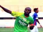 20140814_181102_striker-persebaya-surabaya-greg-nwokolo.jpg