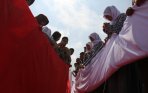 20140815_113615_puluhan-siswa-menjahit-bendera-merah-putih-berukuran-3000-meter.jpg