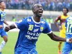 20140815_153510_gelandang-persib-bandung-makan-konate.jpg
