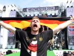 20140816_034632_per-mertesacker-mangabloeeee.jpg