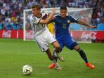 20140818_030122_marcos-rojo-dan-thomas-mueler.jpg